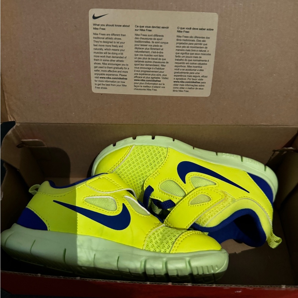 Boys Nikes size 9 toddlers *new